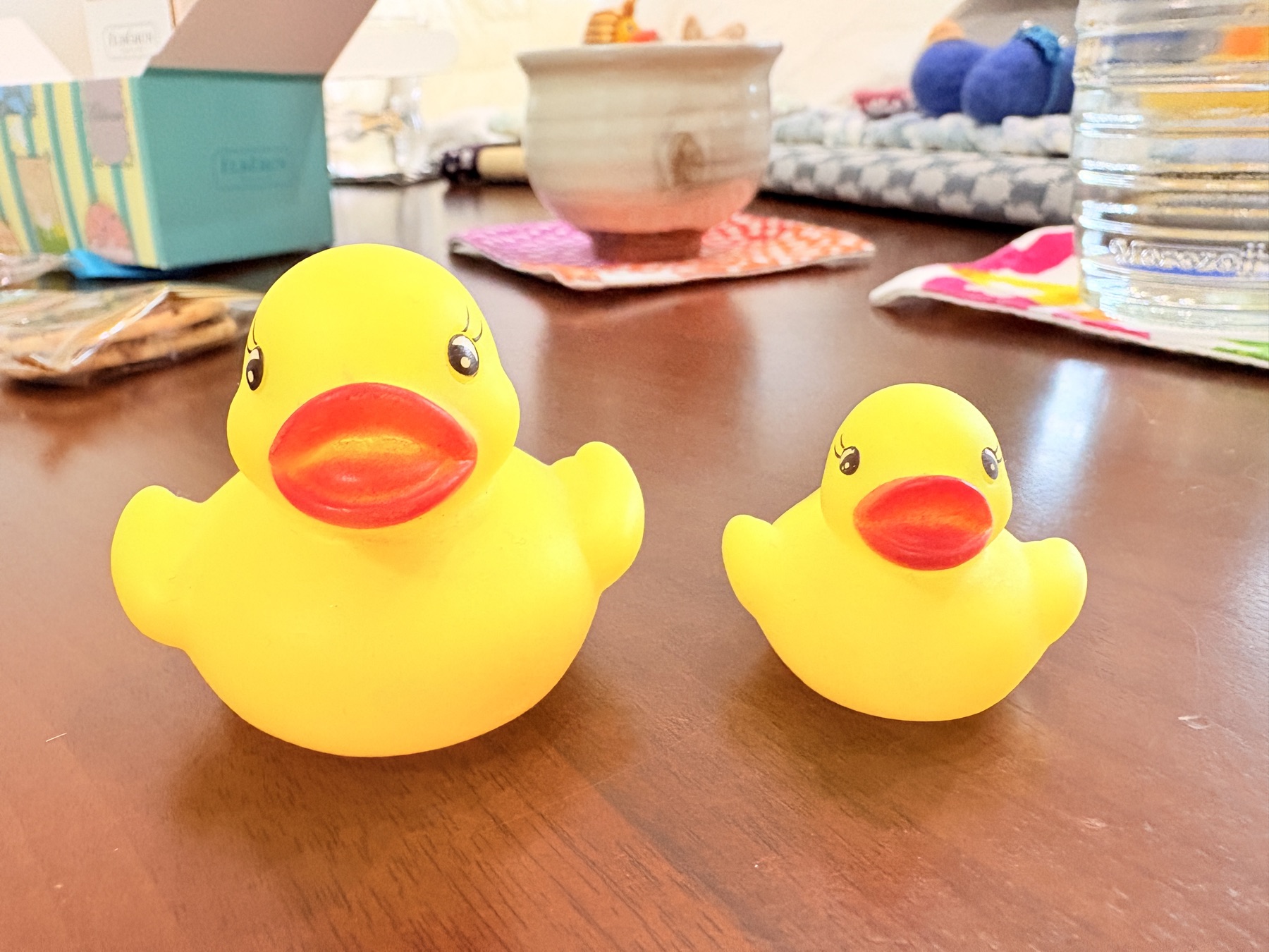 カウンターにならぶ、大小2羽のあひる